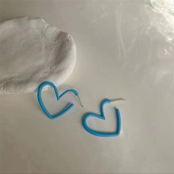 [NEW] LARGE LIGHT BLUE HEART HOOP EARRINGS - Picture 3 of 4